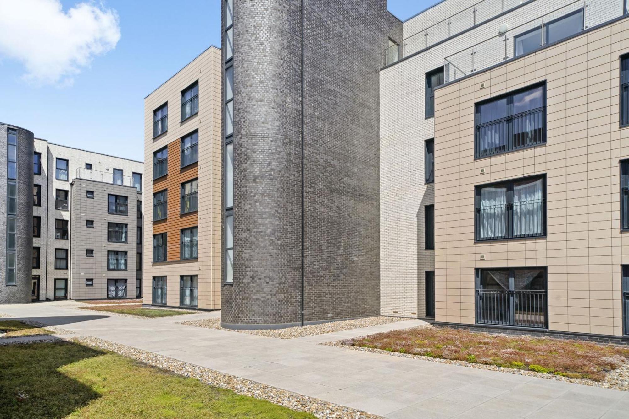 Modern Apartments With Free Parking Near Heathrow Colnbrook Eksteriør bilde